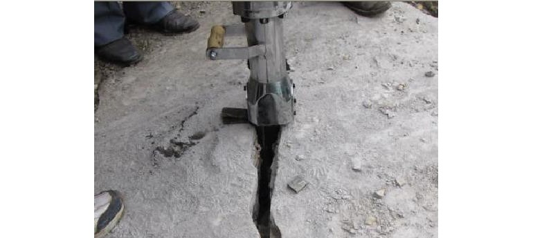 ?海陽市拆除石頭用無聲液壓劈裂機(jī)設(shè)備